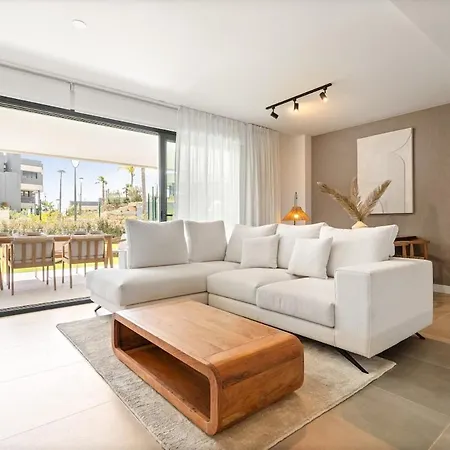 아파트 Oasis 325 With Private Garden & Wellnes 에스테포나